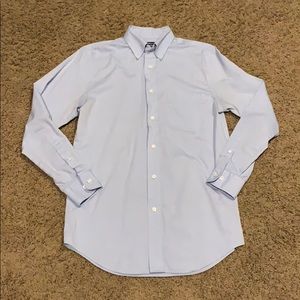 Men’s classic light blue button up dress shirt